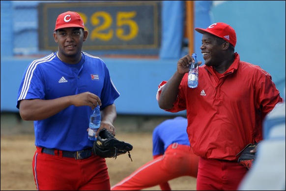 Entrenamiento rumbo al Clásico Mundial de Béisbol.  Yadier Pedroso, junto a Vladimir García. Foto: Ismael Francisco/Cubadebate.