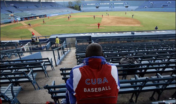 Entrenamiento rumbo al Clásico Mundial de Béisbol.  Victor Mesa Manacher observando el entrenamiento desde las gradas del Latino. Foto: Ismael Francisco/Cubadebate.