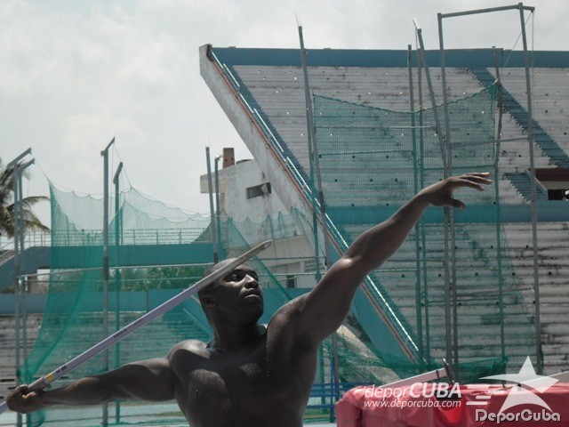El atleta cubano: Lanzamiento de la jabalina