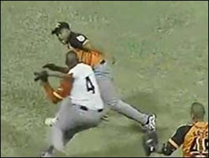 Instante en el que el matancero Demis Valdés agrede con el madero al pitcher naranja Freddy Asiel Álvarez. (Foto Internet)