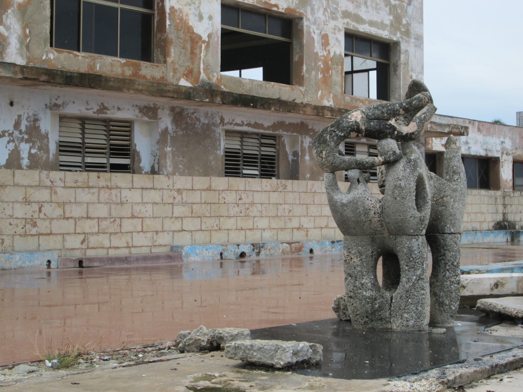 La escultura de Rita Longa y un fragmento de la edificación principal de la escuela Marcelo Salado: imagen de la desidia. Foto: Ruden Tembrás.