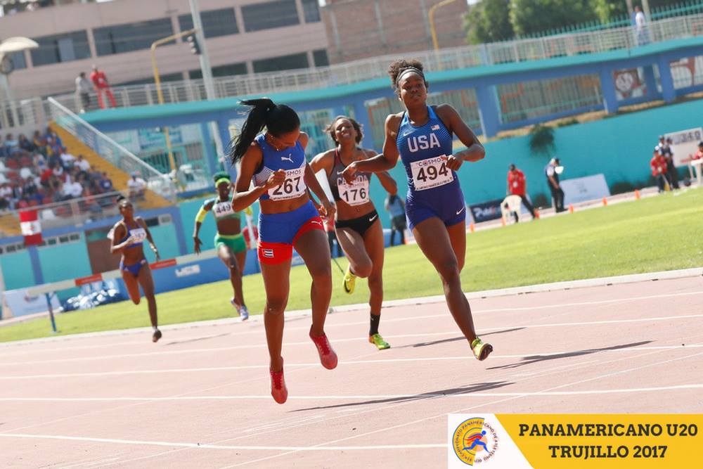 Roxana Gómez llegando a la meta con 51.46 en Trujillo 2017