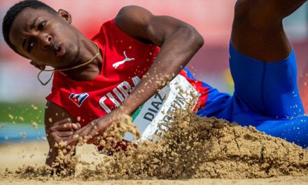 El cubano Jordan Díaz rompe record juvenil olímpico de salto triple