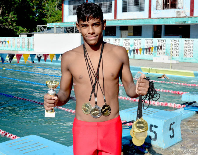 Lester González muestra sus medallas