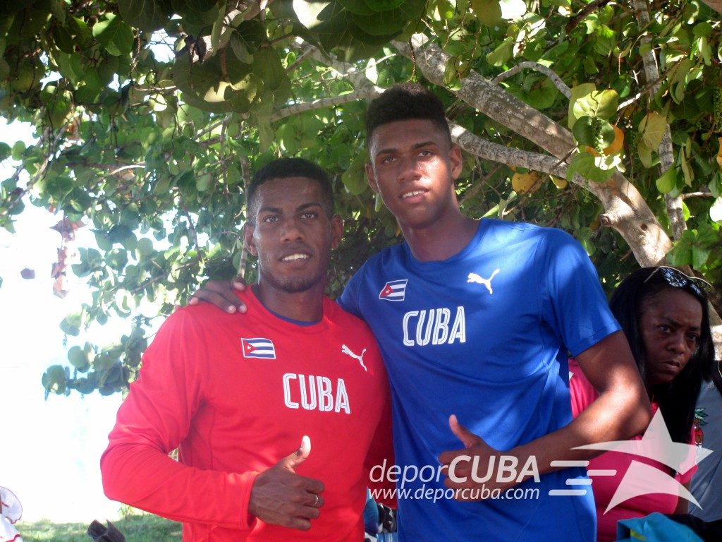 Reynier Mena junto a Jenss Fernández, el joven de 18 años que se ha convertido en el nuevo recordista nacional juvenil/ Foto: Deporcuba