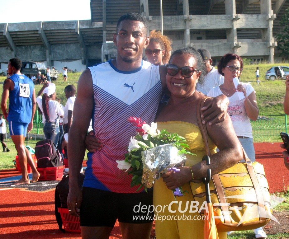 Mena celebra las victorias junto a su madre Rosa Berenguer/ Foto: Andy Bermellón