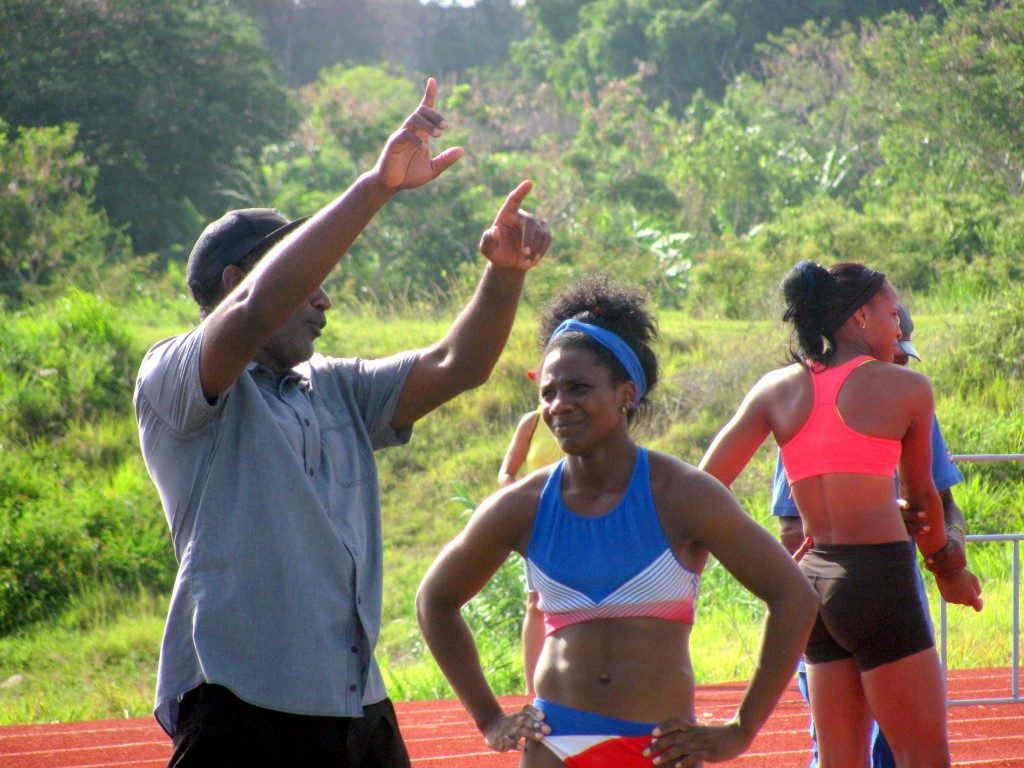 Rosaidi Robles y su entrenador Rolando Palacios Pulgarón durante la final del salto con pértiga del Internacional Memorial Barrientos 2019