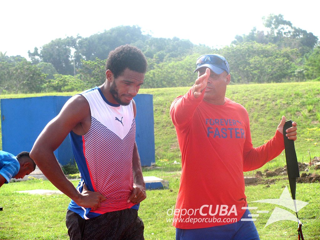 El profe José Alberto orienta a Roberto Skyers durante el entrenamiento. Foto: Deporcuba