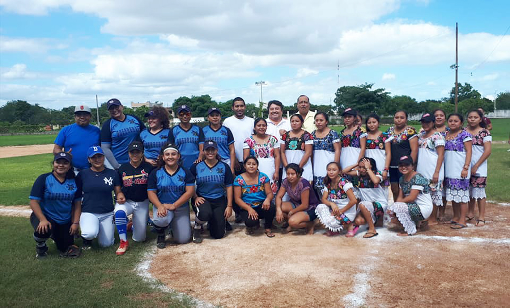 Gracias al apoyo de nuestro Presidente Municipal @VictorMasT creamos la Academia Municipal de Softbol Femenil en #Hondzonot en donde las mujeres antes practicaban el Softbol con palos de escoba y pelotas de tenis, ahora ya cuentan con equipo profesional para jugar