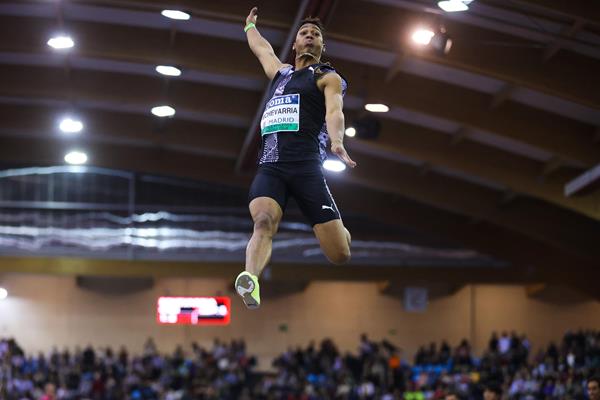 Juan Miguel líder mundial en su debut