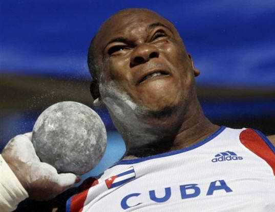 El atleta cubano: Impulsión de la bala