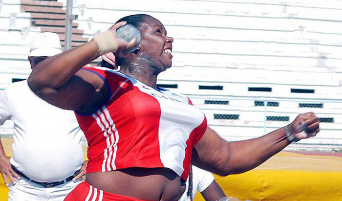 La atleta cubana: Impulsión de la bala